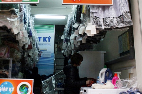 Trời nồm ẩm, cửa hàng giặt là làm việc xuyên đêm, thu 3-4 triệu/ngày - Ảnh 4.