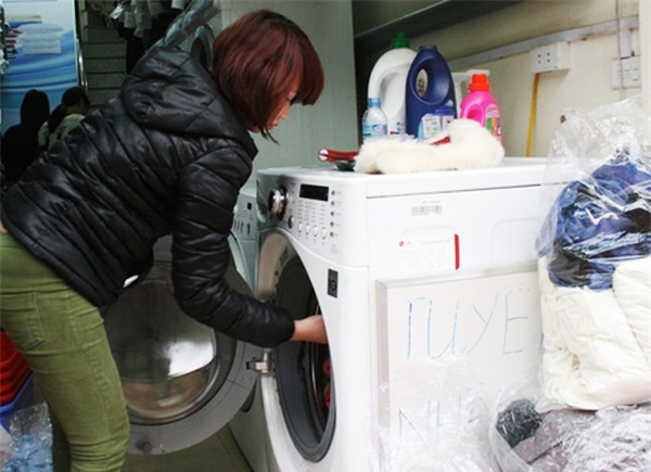 Trời nồm ẩm, cửa hàng giặt là làm việc xuyên đêm, thu 3-4 triệu/ngày - Ảnh 5.