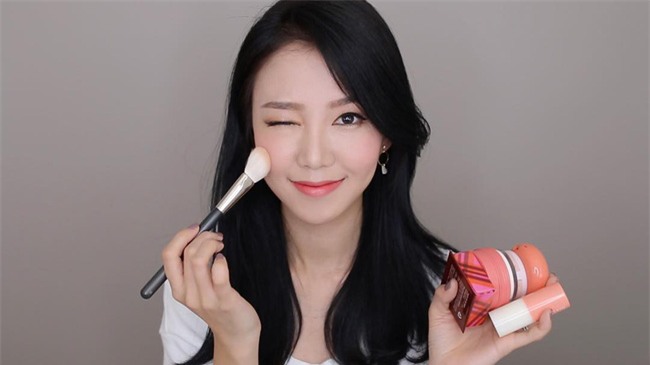 Những mốt makeup nhẹ nhàng trong trẻo nên áp dụng ngay cho cô nàng công sở - Ảnh 16.