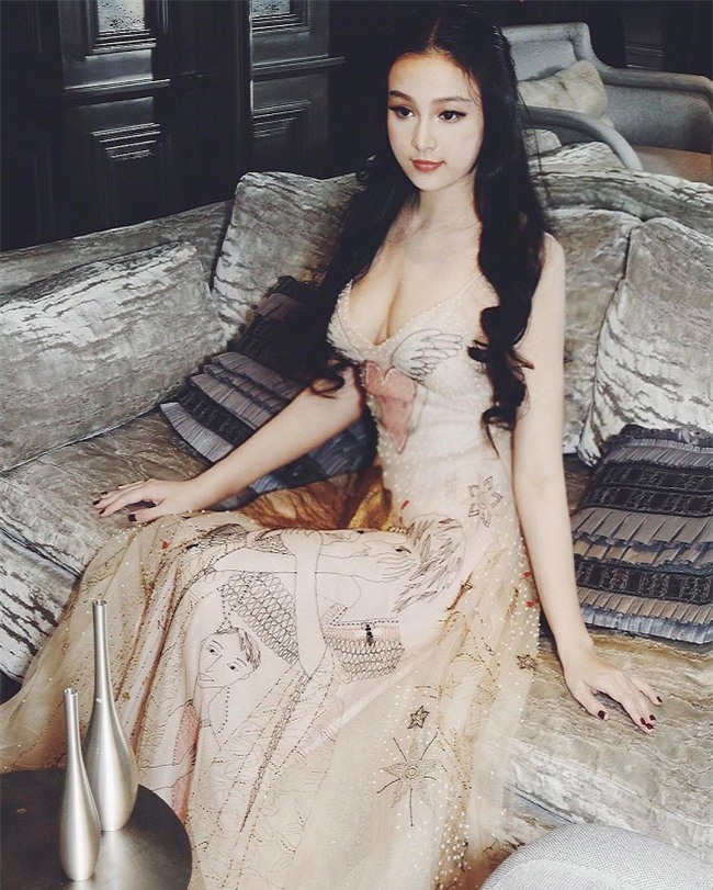 "mon mat" truoc phong cach thoi trang sexy cua huyen baby hinh anh 1