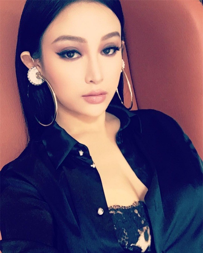 "mon mat" truoc phong cach thoi trang sexy cua huyen baby hinh anh 5