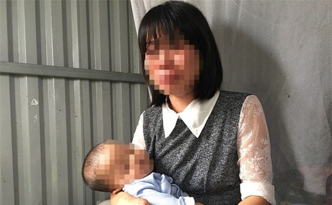 Người mẹ bắt con đứng ngoài trời mưa, rét từng bị bán sang Trung Quốc