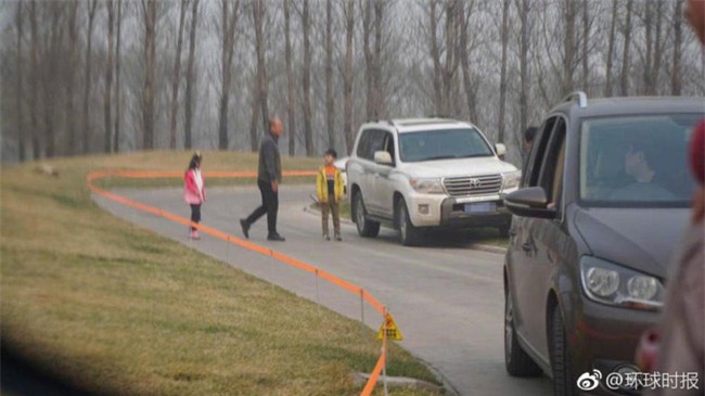 Trung Quốc: Cả gia đình hồn nhiên tản bộ giữa khu vực công viên từng có hổ vồ chết người - Ảnh 1.