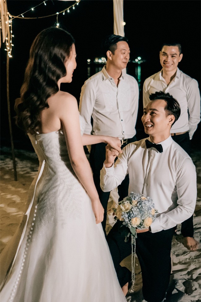 mc-thanh-trung-quy-goi-cau-hon-ban-gai-blogtamsuvn0