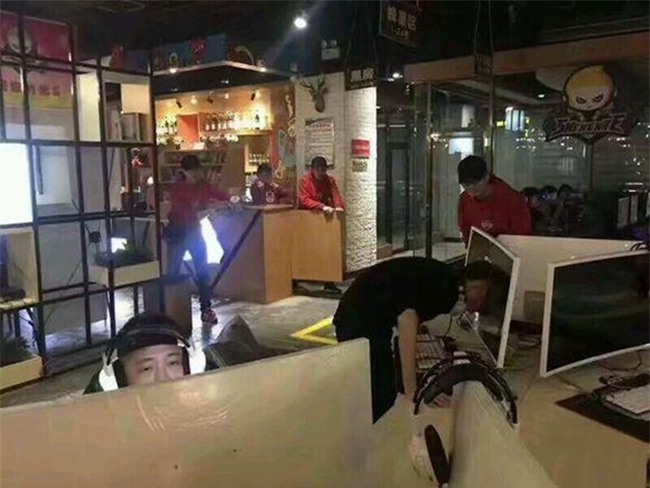Uất ức vì đồng đội chơi kém, game thủ dùng đầu đâm thủng màn hình máy tính trong quán net - Ảnh 1.