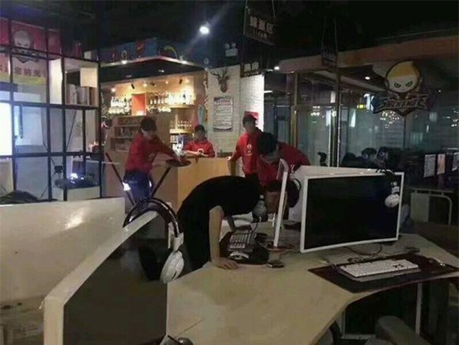 Uất ức vì đồng đội chơi kém, game thủ dùng đầu đâm thủng màn hình máy tính trong quán net - Ảnh 2.