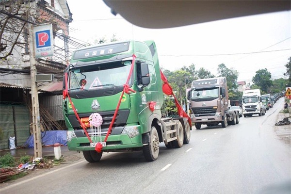 Rước dâu bằng cả dàn xe tải, cô dâu cười mãn nguyện vì đã lừa được chú rể - Ảnh 1.