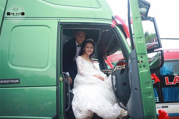 Rước dâu bằng cả dàn xe tải, cô dâu cười mãn nguyện vì đã lừa được chú rể - Ảnh 4.