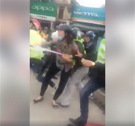 Nhom phuot thu net po, danh nguoi giua pho hinh anh 1