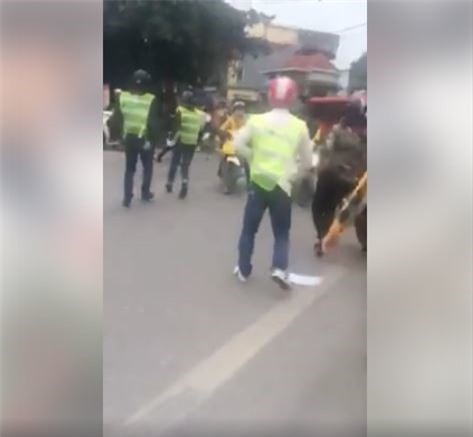 Nhom phuot thu net po, danh nguoi giua pho hinh anh 2