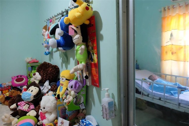 Hình ảnh và tình trạng hiện tại của bé bị não úng thủy Phạm Đức Lộc sau khi trở về từ Singapore - Ảnh 5.