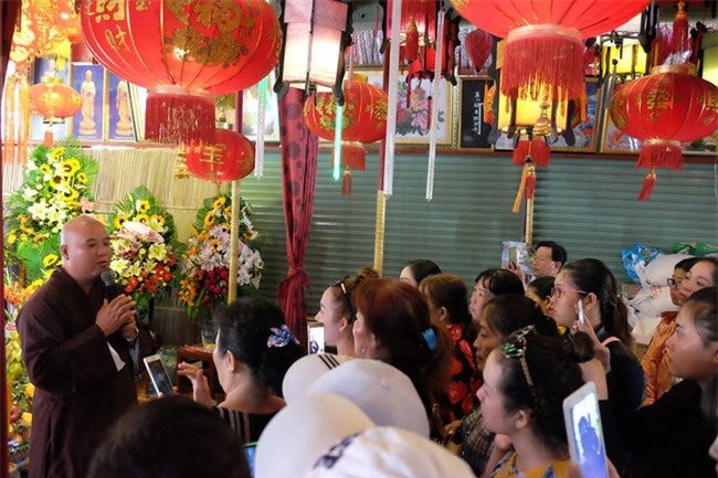 Hình ảnh và tình trạng hiện tại của bé bị não úng thủy Phạm Đức Lộc sau khi trở về từ Singapore - Ảnh 6.