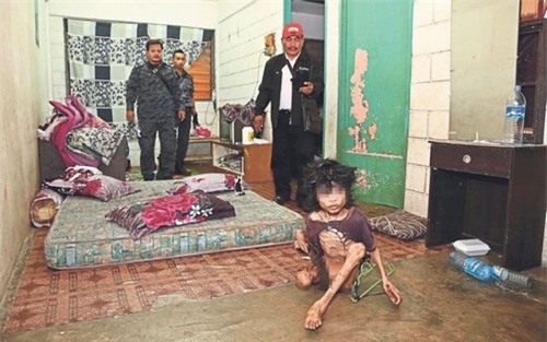 bi me nhot trong phong kin chi an phan va nuoc tieu, 7 nam sau cau be thay doi chong mat - 2