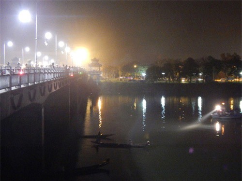 con nhay song tu tu, gia dinh trang dem tim kiem trong vo vong - 2