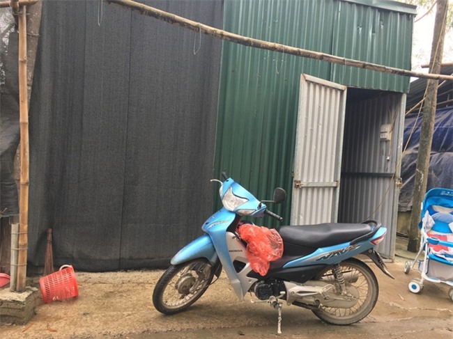 Bé gái 3 tuổi bị mẹ lột quần áo bắt đứng ngoài trời mưa rét được đi học - Ảnh 2.