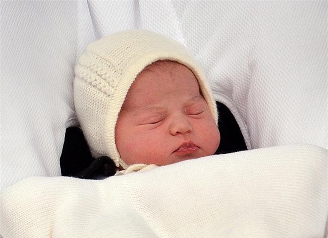 Tiết lộ người bí ẩn chuẩn bị váy áo cho tiểu công chúa nhà Công nương Kate - Ảnh 2.