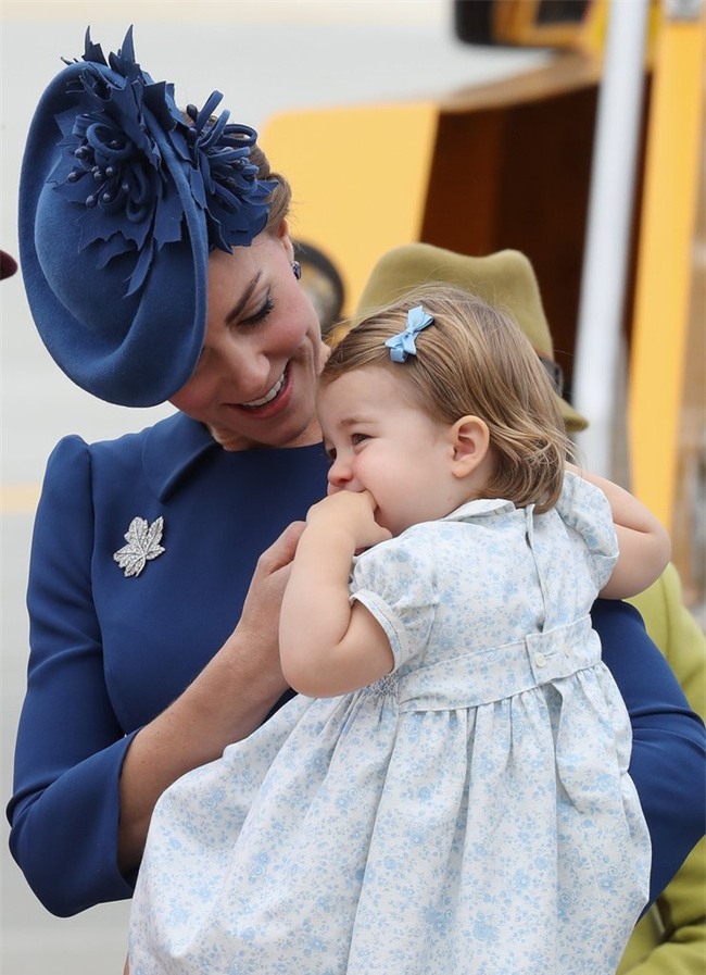 Tiết lộ người bí ẩn chuẩn bị váy áo cho tiểu công chúa nhà Công nương Kate - Ảnh 4.