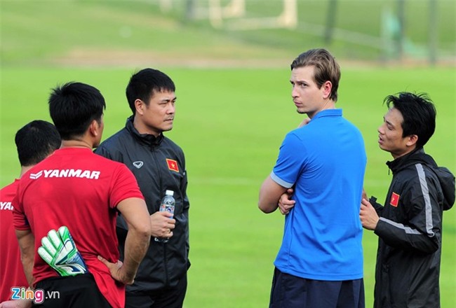 HLV Huu Thang mong cau thu an toan tren 'mat ruong' Hang Day hinh anh 1