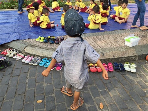 Trong sân trường là học trò áo trắng tung tăng, ngoài cổng trường là một khoảng lặng - Ảnh 4.