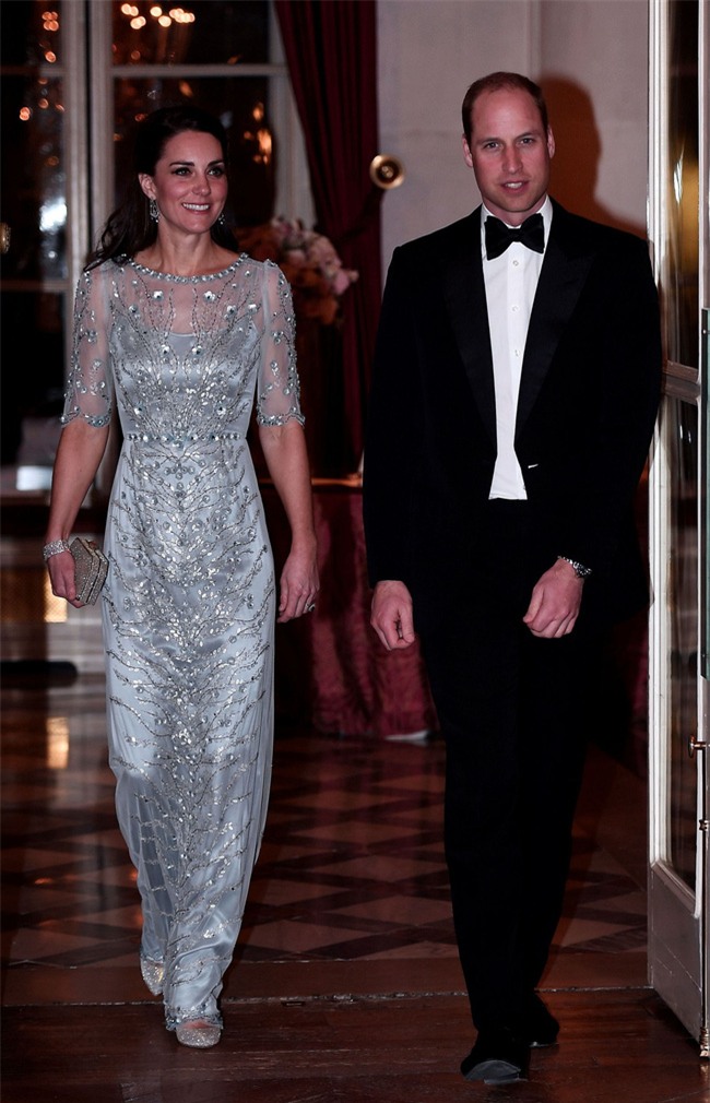Công nương Kate lần đầu mặc cả set đồ Chanel, chi tới hơn 500 triệu cho cả trang phục lẫn phụ kiện - Ảnh 6.