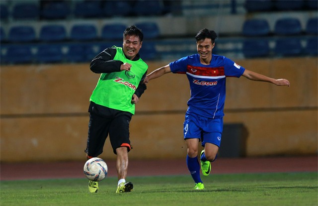 HLV Hữu Thắng trổ tài cùng các học trò - Ảnh: Gia Hưng