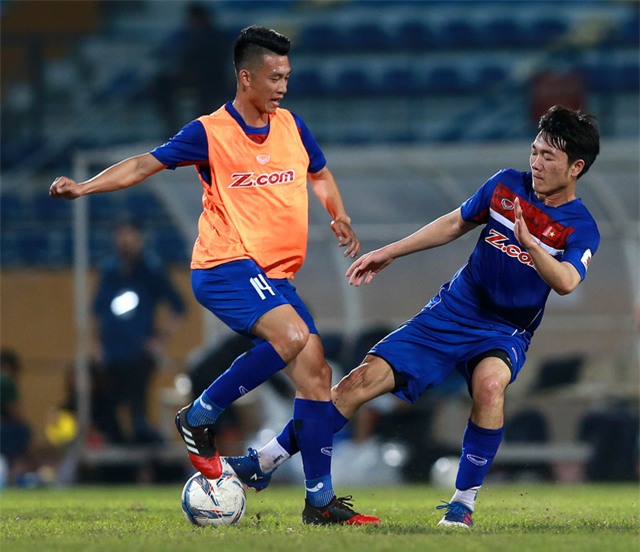 Xuân Trường tranh bóng với đồng đội - Ảnh: Gia Hưng