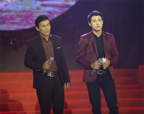 Chàng trai bán kẹo kéo học hết lớp 2 hát Bolero "gây sốt" trên truyền hình - 1