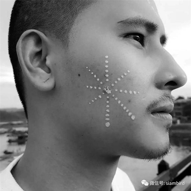 Chân dung chàng trai trẻ vượt qua 60.000 ứng viên để trở thành chồng thứ 9 của nữ đại gia Thái Lan - Ảnh 2.