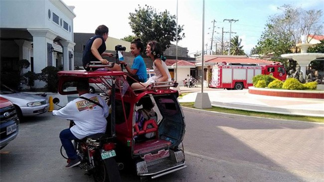 Ngồi trên nóc xe đang chạy mà vẫn trang điểm được thế này thì nể thật! - Ảnh 2.