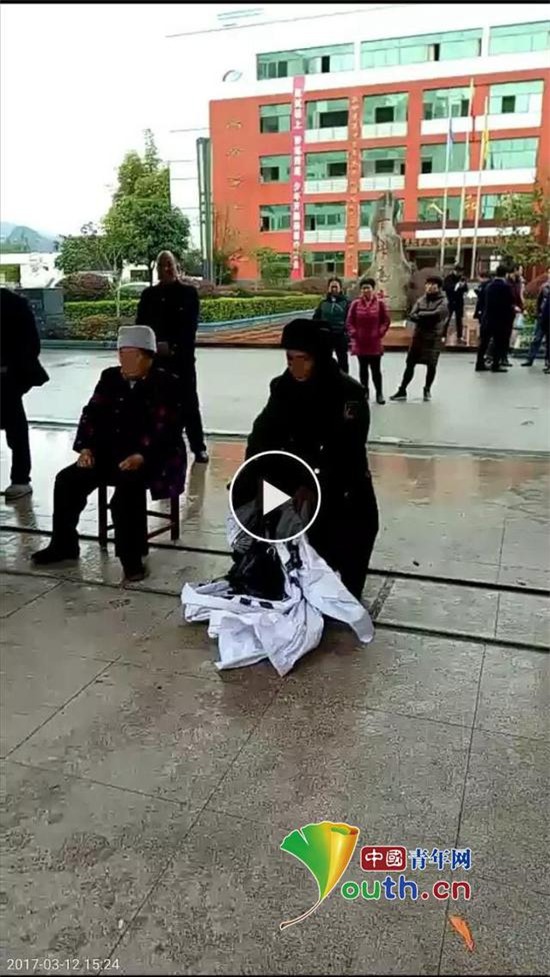 Chém giáo viên, nam sinh 17 tuổi bị nhiều giáo viên trong trường quây đánh đến chết - Ảnh 2.