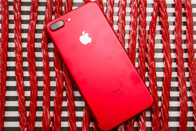 So mau do cua iPhone 7 voi lon Coca, bong Pokemon hinh anh 2