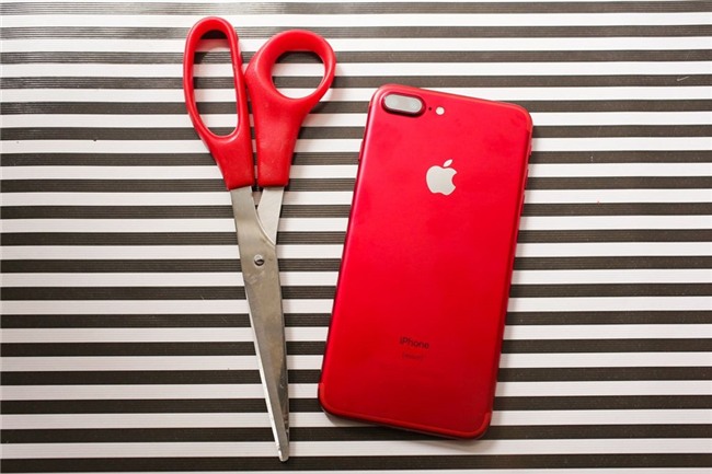 So mau do cua iPhone 7 voi lon Coca, bong Pokemon hinh anh 5