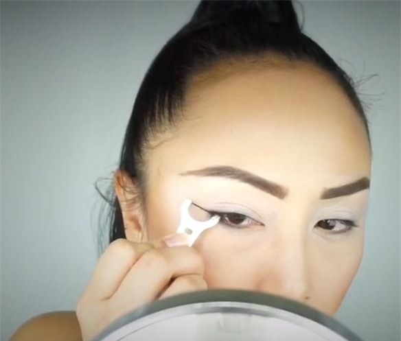 Mẹo kẻ mắt mèo siêu dễ này đang khiến các chị em xôn xao muốn thử liền lập tức - Ảnh 3.