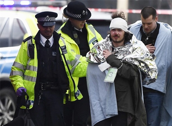 Hien truong hon loan sau vu no sung ngoai toa Nghi vien Anh hinh anh 9