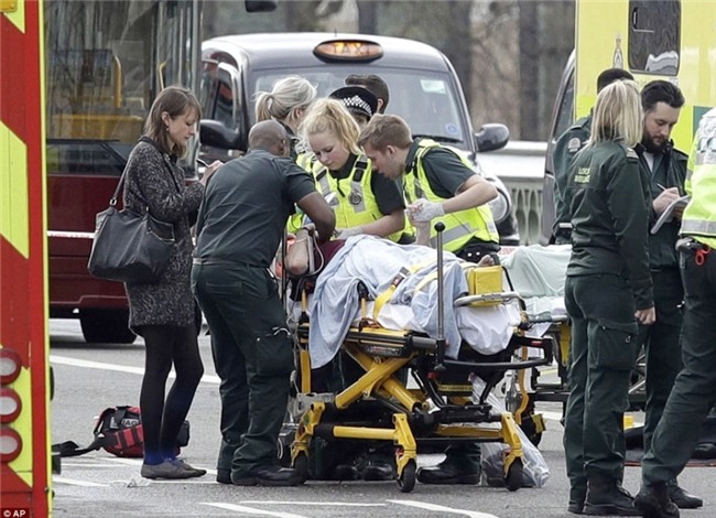 Hien truong hon loan sau vu no sung ngoai toa Nghi vien Anh hinh anh 4