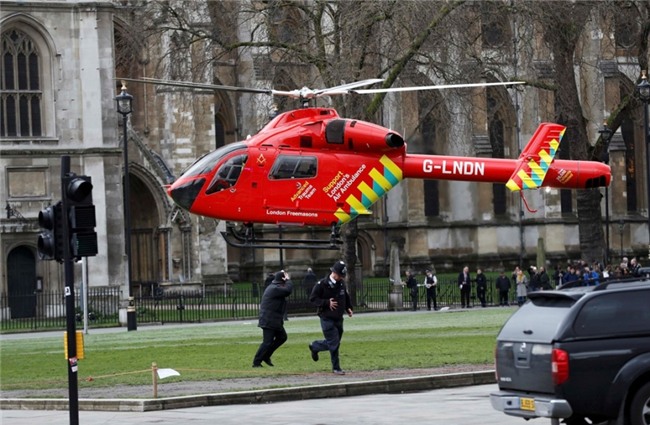 Hien truong hon loan sau vu no sung ngoai toa Nghi vien Anh hinh anh 7