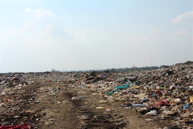 Phát hiện thi thể bé trai 7 tháng tuổi trong bãi rác - Ảnh 1.