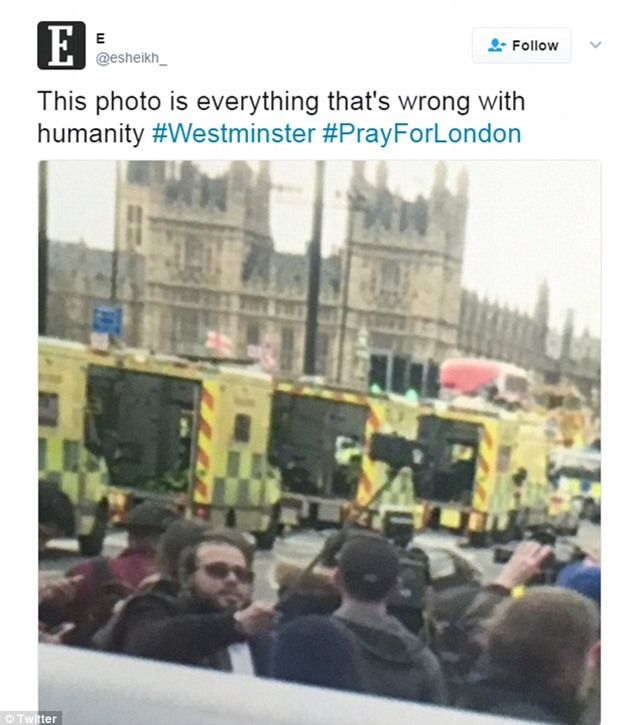 Người đàn ông bị chỉ trích vì cẩn thận selfie ngay tại hiện trường vụ khủng bố ở Anh - Ảnh 2.