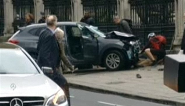 Người đàn ông bị chỉ trích vì cẩn thận selfie ngay tại hiện trường vụ khủng bố ở Anh - Ảnh 4.