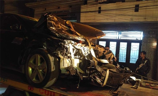 Chiếc xe nát bét phần đầu nhưng túi khí không hề bung ra.