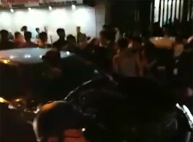 Rất đông người dân vây lấy chiếc xe gây tai nạn, lôi tài xế ra khỏi xe