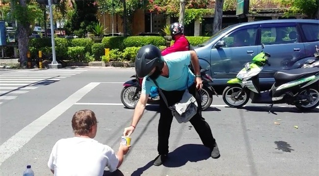 Gã ăn mày khét tiếng người Đức từng bị lật tẩy mánh khóe tại nhiều quốc gia đang làm gì ở Sài Gòn? - Ảnh 2.