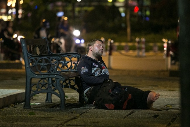 Gã ăn mày khét tiếng người Đức từng bị lật tẩy mánh khóe tại nhiều quốc gia đang làm gì ở Sài Gòn? - Ảnh 9.