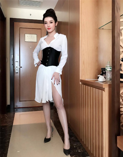 thi ra day la bi quyet giup huyen my co duoc vong eo con kien van nguoi me - 1