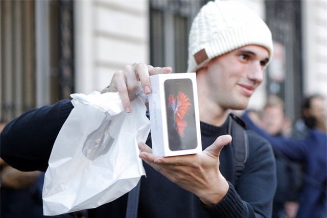 iPhone giờ đây không còn là một món hàng cao cấp. Thay vào đó, ai cũng có thể sở hữu chúng.