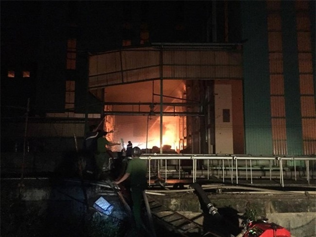 Dam chay o cong ty may tai Can Tho bung phat tro lai hinh anh 1