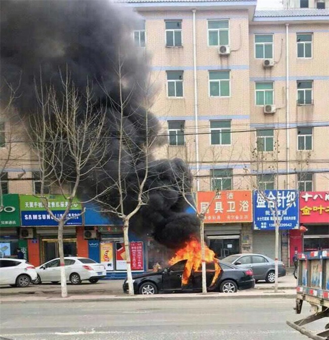 Trung Quốc: 2 đứa trẻ bị bỏ lại trong xe dùng bật lửa thiêu rụi cả chiếc Audi A6 - Ảnh 1.