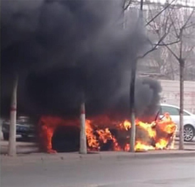 Trung Quốc: 2 đứa trẻ bị bỏ lại trong xe dùng bật lửa thiêu rụi cả chiếc Audi A6 - Ảnh 2.