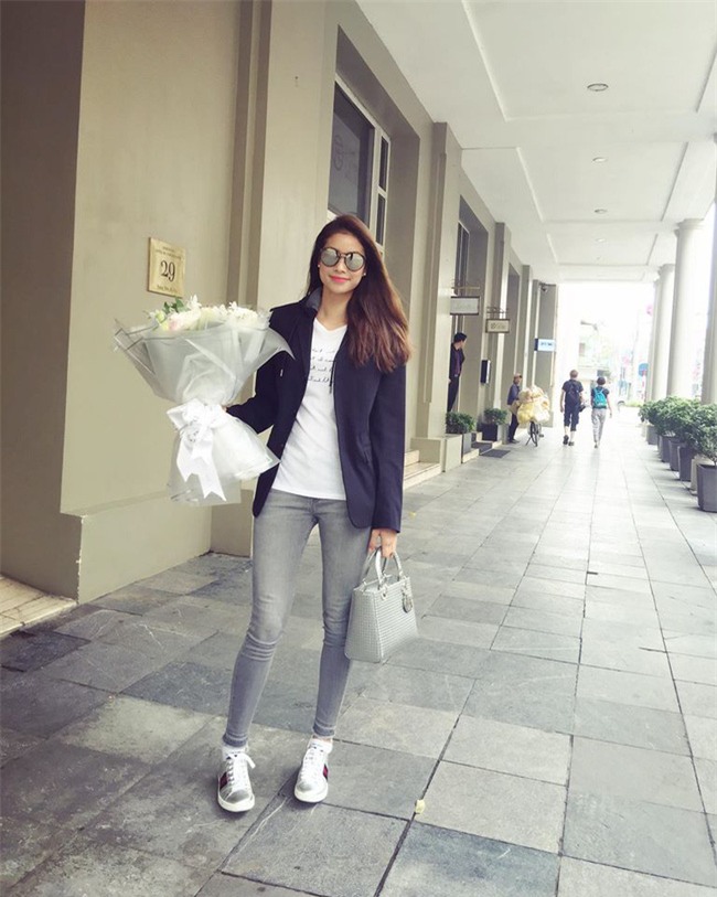 Hơn nhau có 1 tuổi, nhưng Kỳ Duyên chọn cây đen già dặn còn Angela Phương Trinh vẫn nhí nhảnh trong street style tuần qua - Ảnh 1.