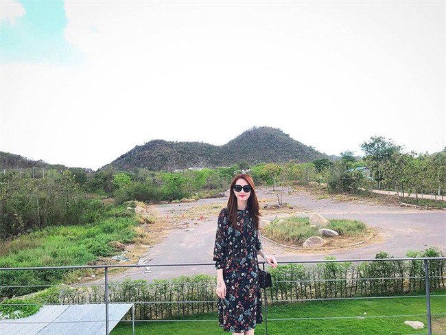 Hơn nhau có 1 tuổi, nhưng Kỳ Duyên chọn cây đen già dặn còn Angela Phương Trinh vẫn nhí nhảnh trong street style tuần qua - Ảnh 10.